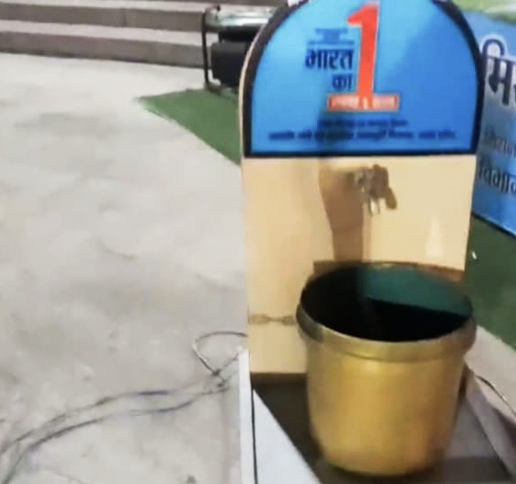 लखनऊ का जादुई नल बना सेल्फी पॉइंट, सोशल मीडिया पर मचा रहा धूम