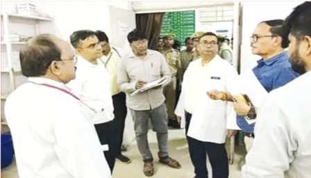 आयुष्मान कार्ड लाभार्थियों की संख्या नहीं बढ़ी तो टर्मिनेट होंगे आयुष मित्र : जिलाधिकारी सत्येंद्र कुमार