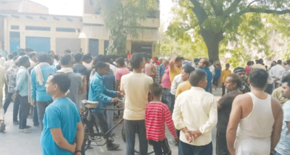 डंपर की चपेट में आकर बाइक सवार की मौत, शव रखकर घंटों किया चक्काजाम