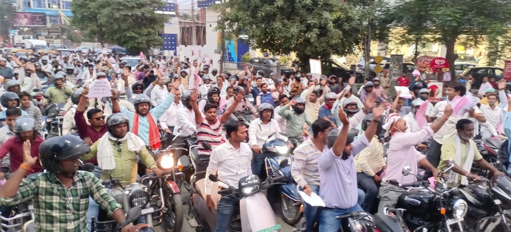 बिजली के निजीकरण के विरोध में बनारस में हजारों बिजलीकर्मियों की विशाल बाइक रैली, मुख्यमंत्री से निजीकरण नीति वापस लेने की मांग