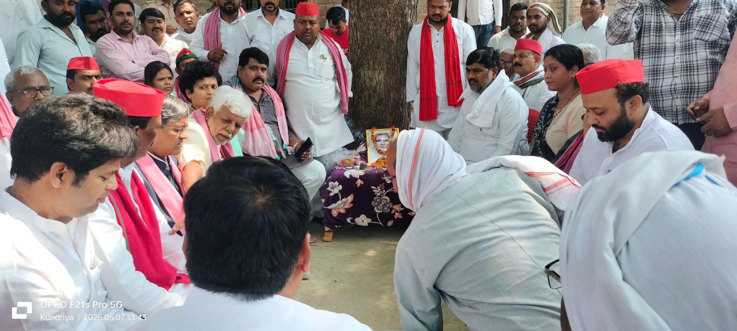 मृतक के परिजनों से मिला सपा का प्रतिनिधि मंडल, दिया सहायता राशि