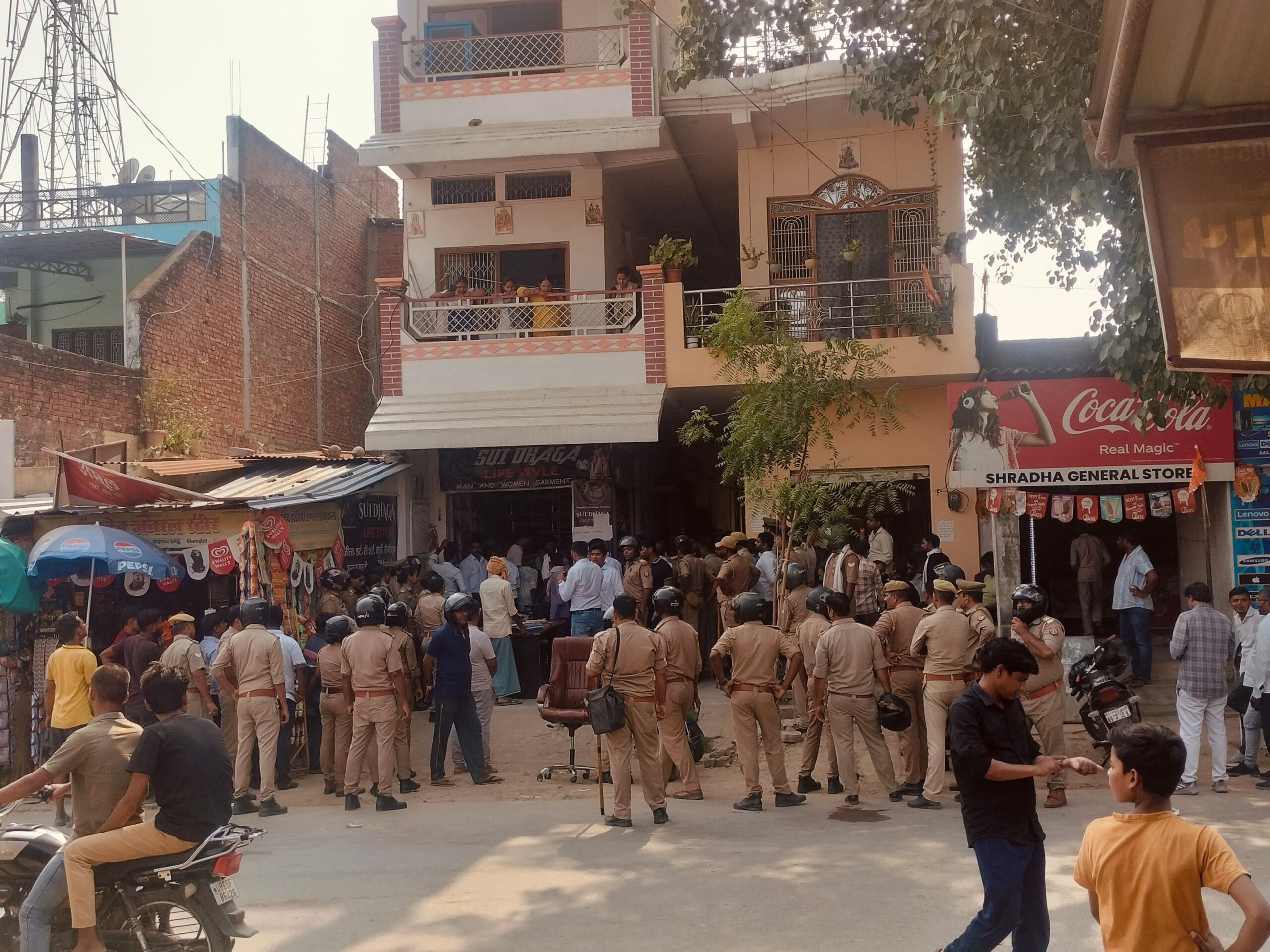 चोलापुर में 70 लाख के बकाया पर प्रोटियम फाइनेंस ने की जप्ति कार्रवाई