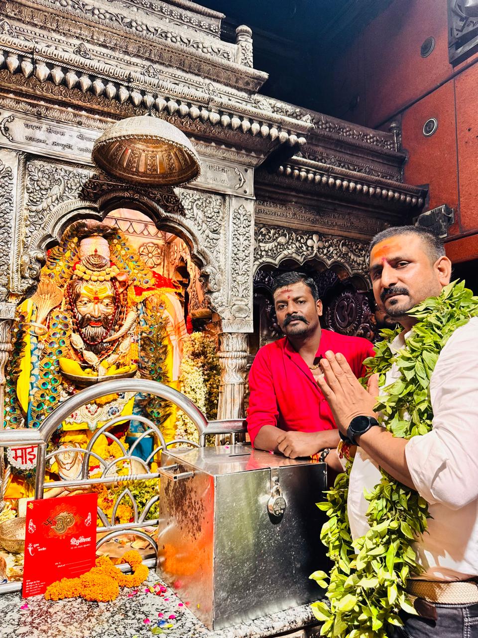 बाबा का विशेष अलंकार श्रृंगार कर देश के तीनों सेनाओं के लिए किया पूजा अर्चना