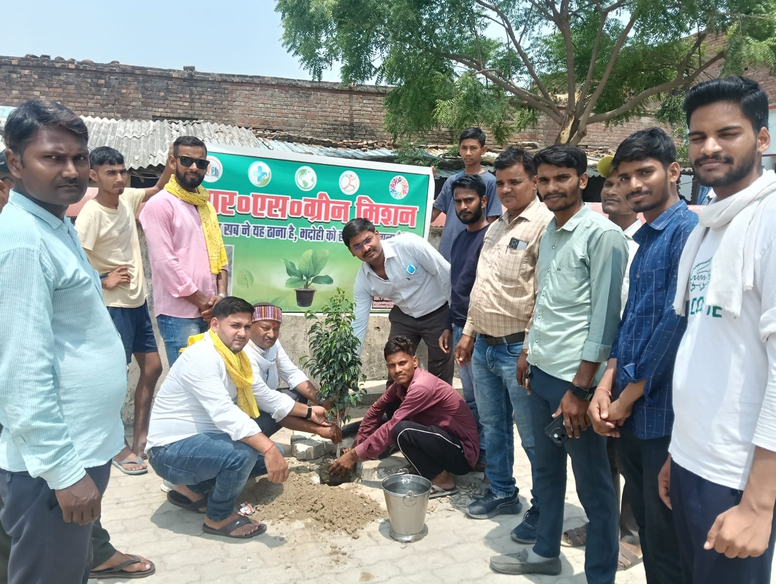 नन्हे मुन्ने बच्चों को शिक्षा सामग्री वितरित, आर.एस. ग्रीन मिशन ने किया सराहनीय कार्य