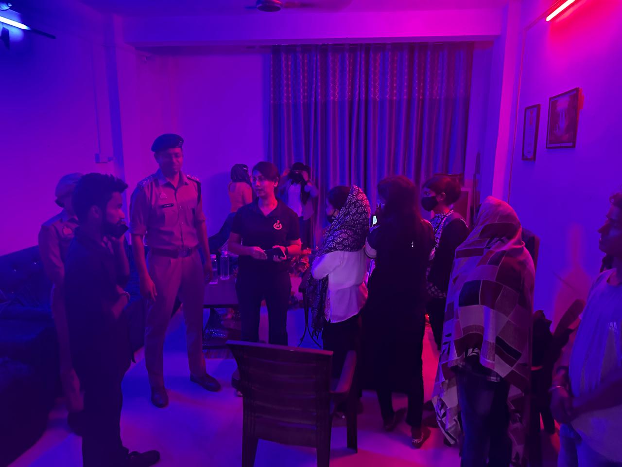 हुक्का कैफे की आड़ में अय्याशी का अड्डा! भोजूबीर में पुलिस की छापेमारी, युवक-युवतियां नशे में पकड़े गए