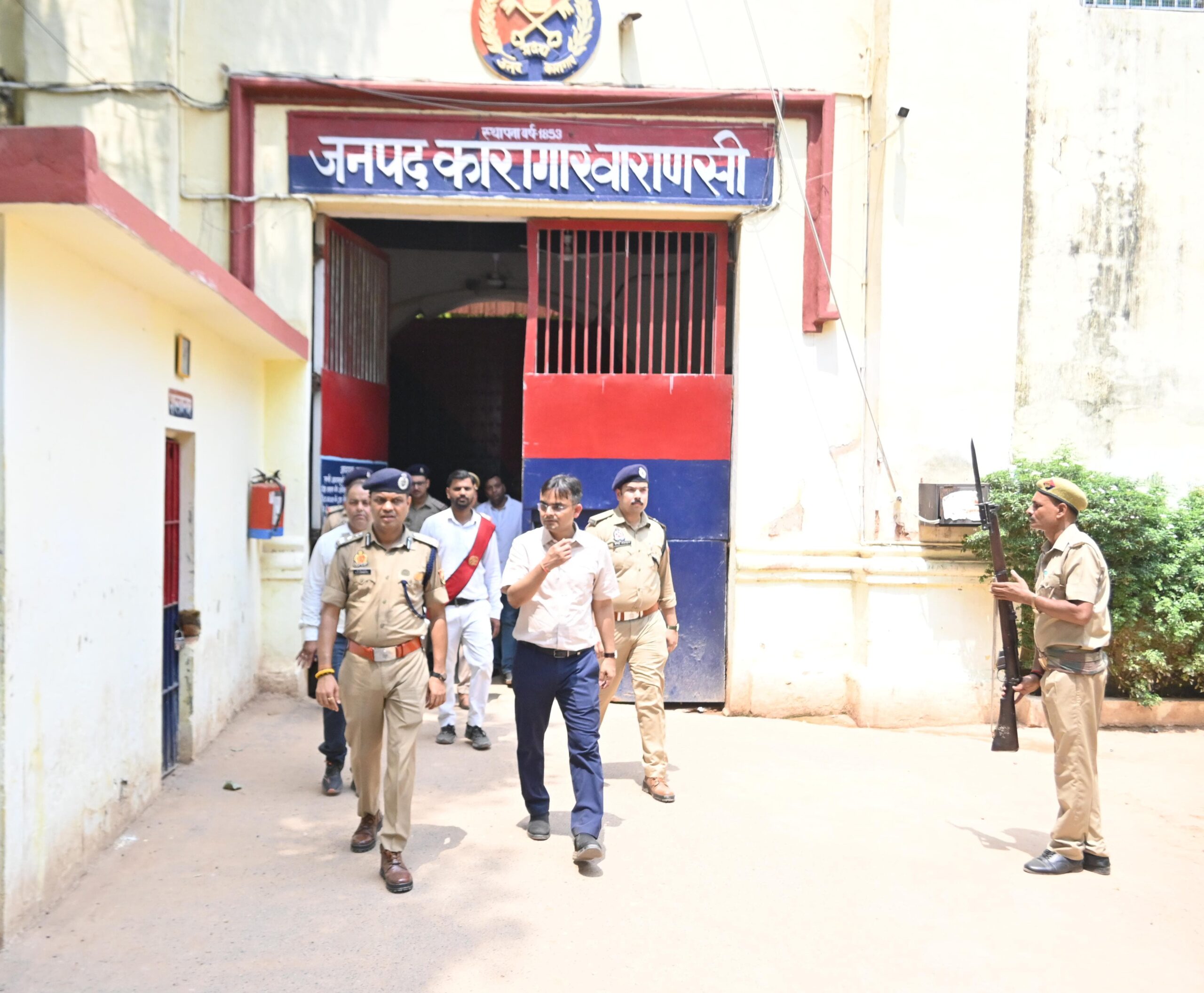 जिलाधिकारी और अपर पुलिस आयुक्त ने किया जिला कारागार का औचक निरीक्षण