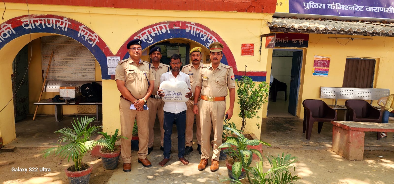 आर.पी एफ पोस्ट वाराणसी सिटी व जीआरपी चौकी वाराणसी सिटी के द्वारा संयुक्त रूप से मादक पदार्थ गांजा सहित एक व्यक्ति गिरफ्तार