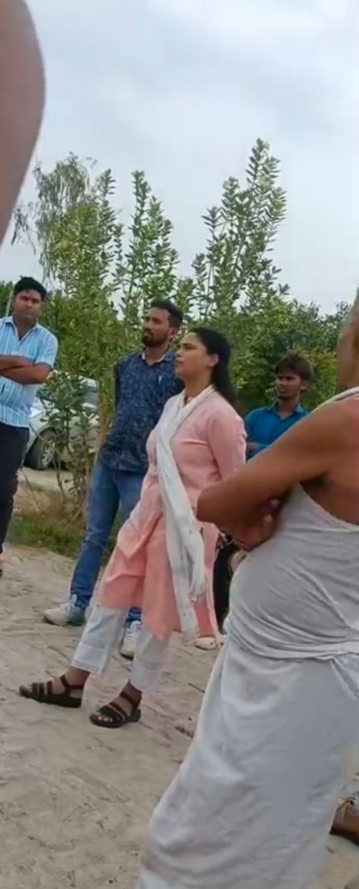 एसडीएम का अजीब फरमान: निजी ज़मीन से रास्ता दो, तभी मिलेगा मकान बनाने की अनुमति