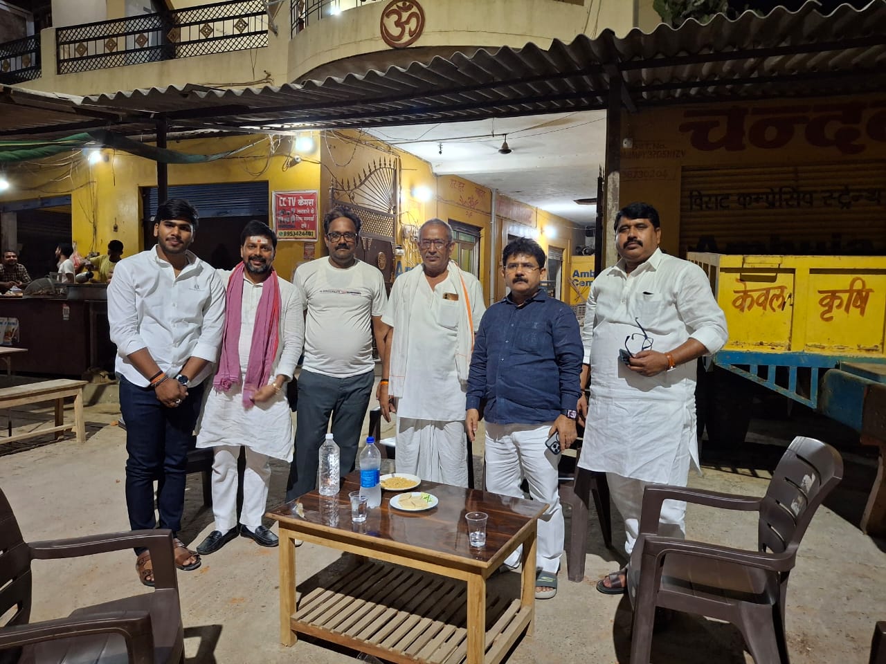 पूर्व प्रधान कन्हैया लाल यादव से समाजवादी कार्यकर्ताओं की सौहार्द्रपूर्ण भेंट