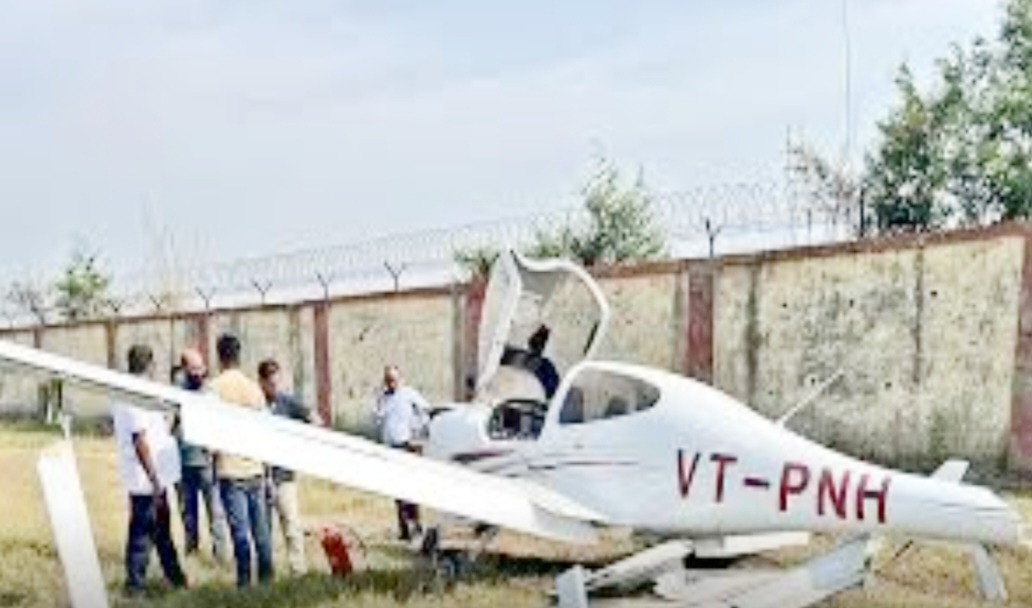 धनीपुर हवाई पट्टी पर ट्रेनी विमान दुर्घटनाग्रस्त, दीवार से टकराया, पायलट सुरक्षित