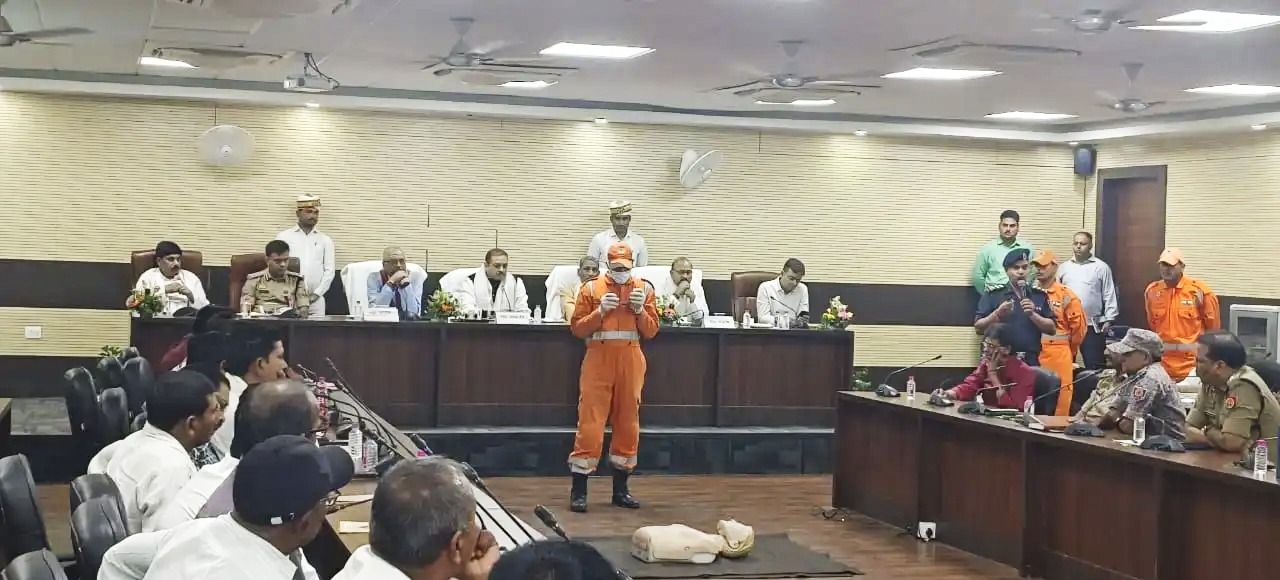 वाराणसी में आपदा प्रबंधन समिति की समीक्षा बैठक सम्पन्
