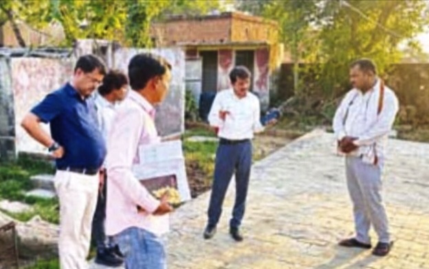 ग्राम पंचायत कैथी का निरीक्षण कर मंडलीय उपनिदेशक ने दिए सुधार के निर्देश