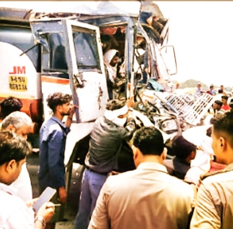 टैंकर-डम्पर में जबरदस्त भिड़ंत, चालक व खलासी गंभीर रूप से घायल