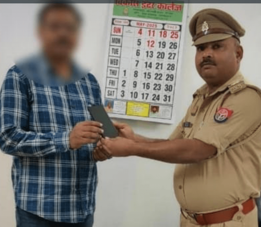 चोलापुर पुलिस ने दो गुम मोबाइल किए बरामद, असली मालिकों को सौंपे