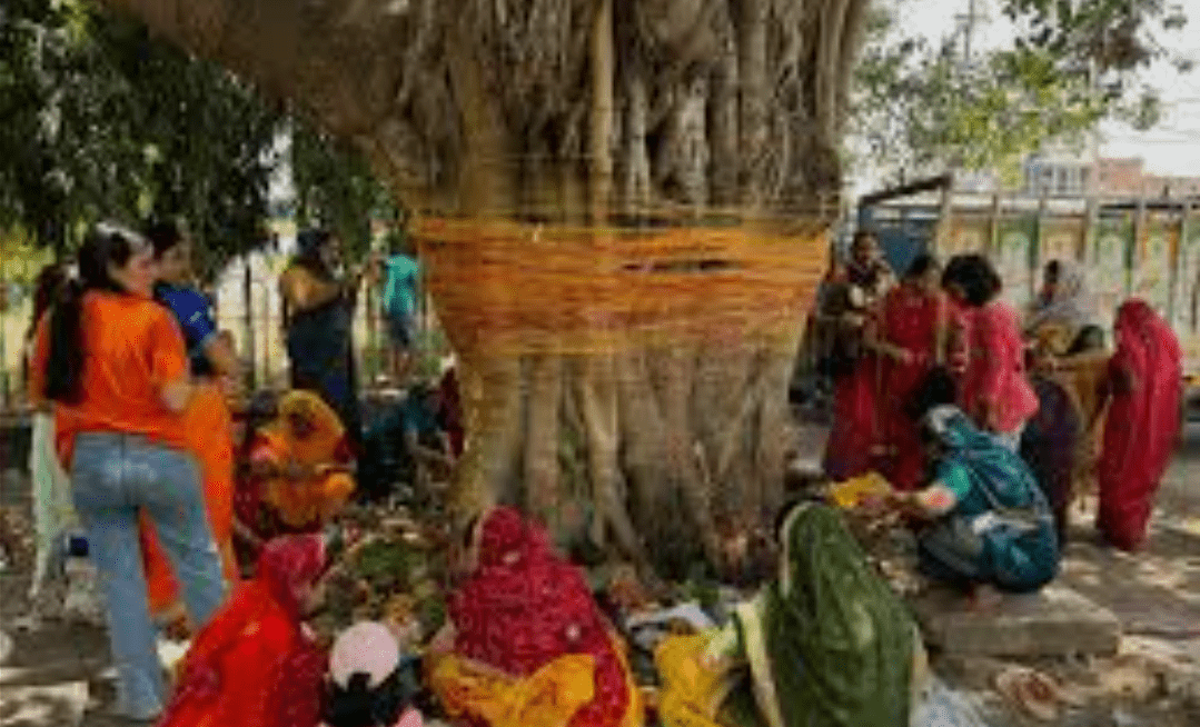 वाराणसी में सुहागिनों ने वटवृक्ष की पूजा कर मांगा पति की दीर्घायु का आशीर्वाद