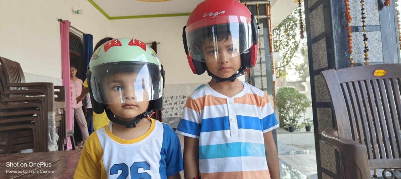 सड़क सुरक्षा के दो नन्हें ब्रांड एम्बेसडर: बड़ों को सिखा रहे जीवन की कीमत