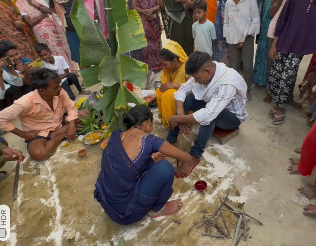 प्रेमिका से मिलने पहुँचा प्रेमी, ग्रामीणों ने पकड़ा तो शिव मंदिर में कराई शादी