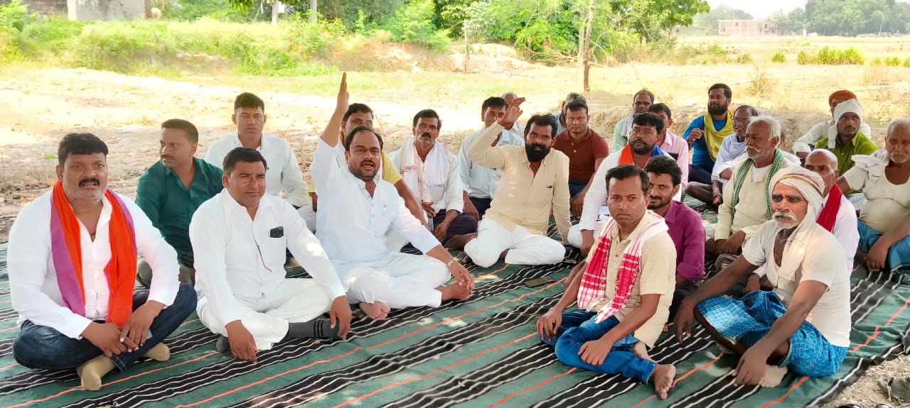 सड़क चौड़ीकरण और स्पोर्ट्स सिटी को लेकर ग्रामीणों का विरोध तीसरे दिन भी जारी