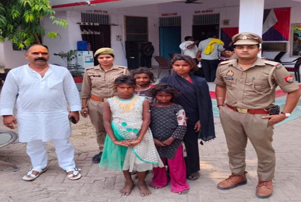 भटकी नाबालिग बच्चियों को पुलिस ने परिजनों से मिलाया, ग्रामीणों और प्रधान ने जताया आभार