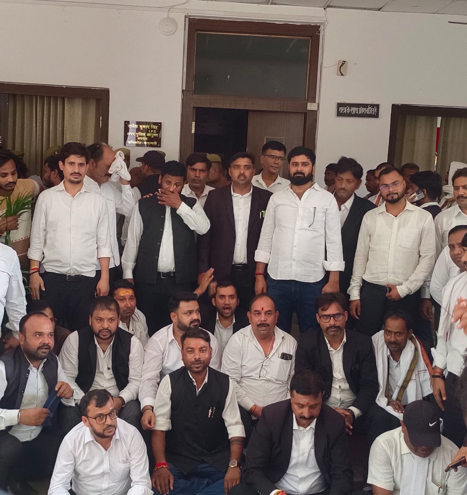 सोएपुर चौकी इंचार्ज पर एफआईआर की मांग को लेकर अधिवक्ताओं का हंगामा