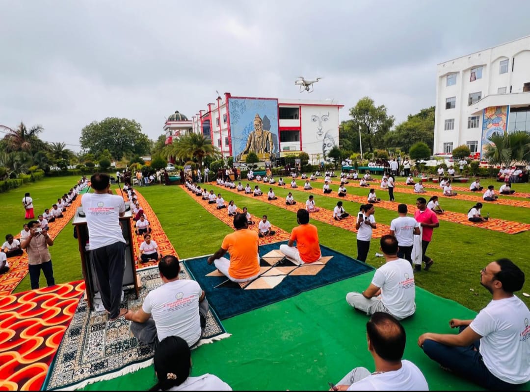 डॉ. विजय आयुर्वेदिक मेडिकल कॉलेज में अंतरराष्ट्रीय योग दिवस का भव्य आयोजन