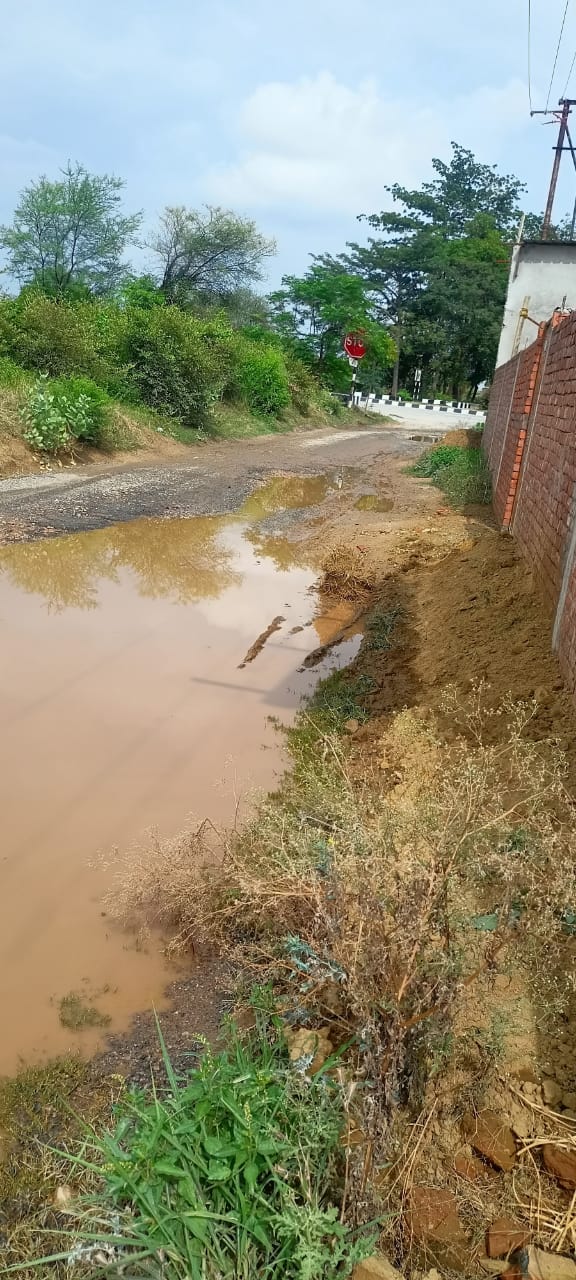 भन्दहाँ कला से दुर्गवा मार्ग क्षतिग्रस्त आये दिन लोग हो रहे चोटिल
