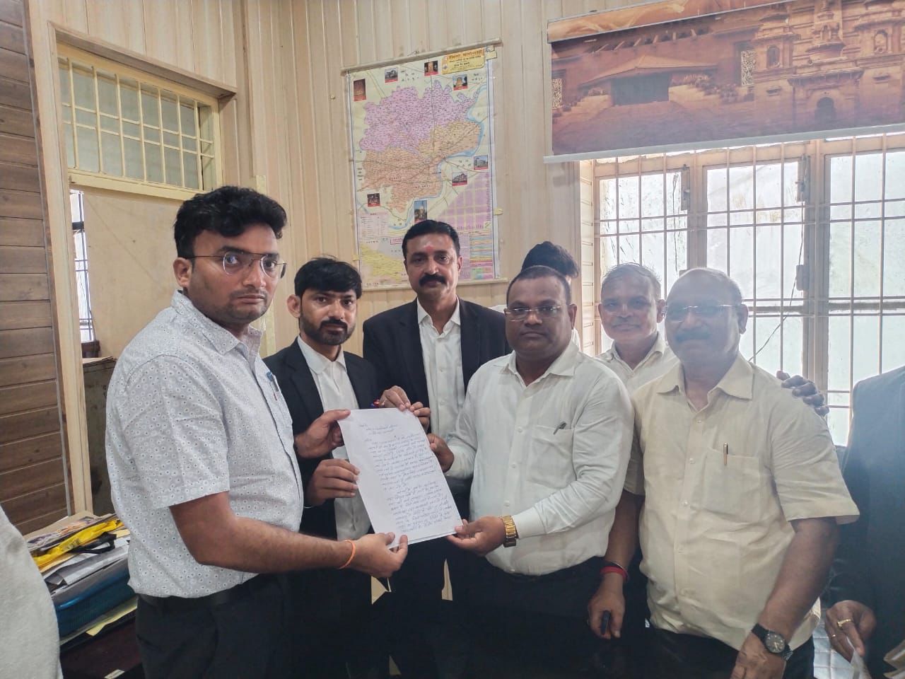 सदर तहसील में व्याप्त भ्रष्टाचार के खिलाफ अधिवक्ताओं का आक्रोश, उप जिलाधिकारी को सौंपा ज्ञापन