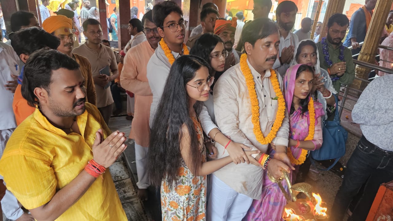 कैबिनेट मंत्री अनिल राजभर ने परिवार संग मार्कंडेय महादेव में किया जलाभिषेक