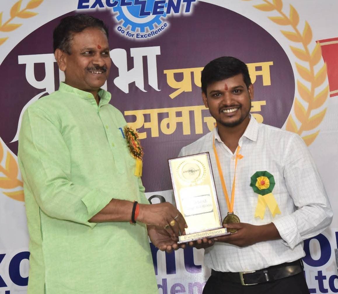 मिलिट्री इंजीनियरिंग सर्विसेज में चयनित आकाश वर्मा और उनके पैरेंट्स को प्रयागराज के महापौर ने किया सम्मानित