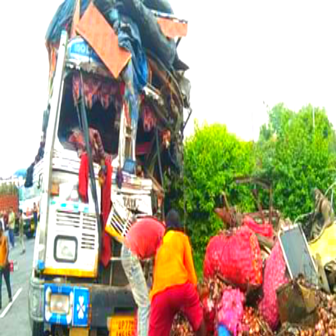 ट्रकों की टक्कर में चालक और खलासी की मौत, हाईवे पर दो घंटे जाम