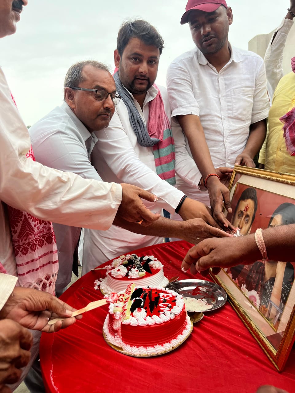 अखिलेश यादव का जन्मदिन सपा कार्यकर्ताओं ने हर्षोल्लास से मनाया
