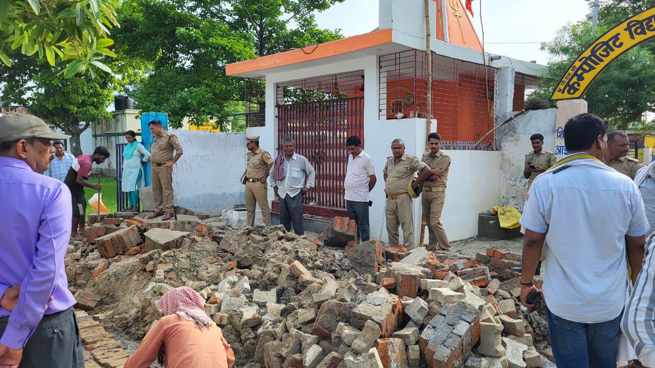 चंदापुर मंदिर विवाद का समाधान, प्रशासन की पहल पर हटी विवादित दीवार