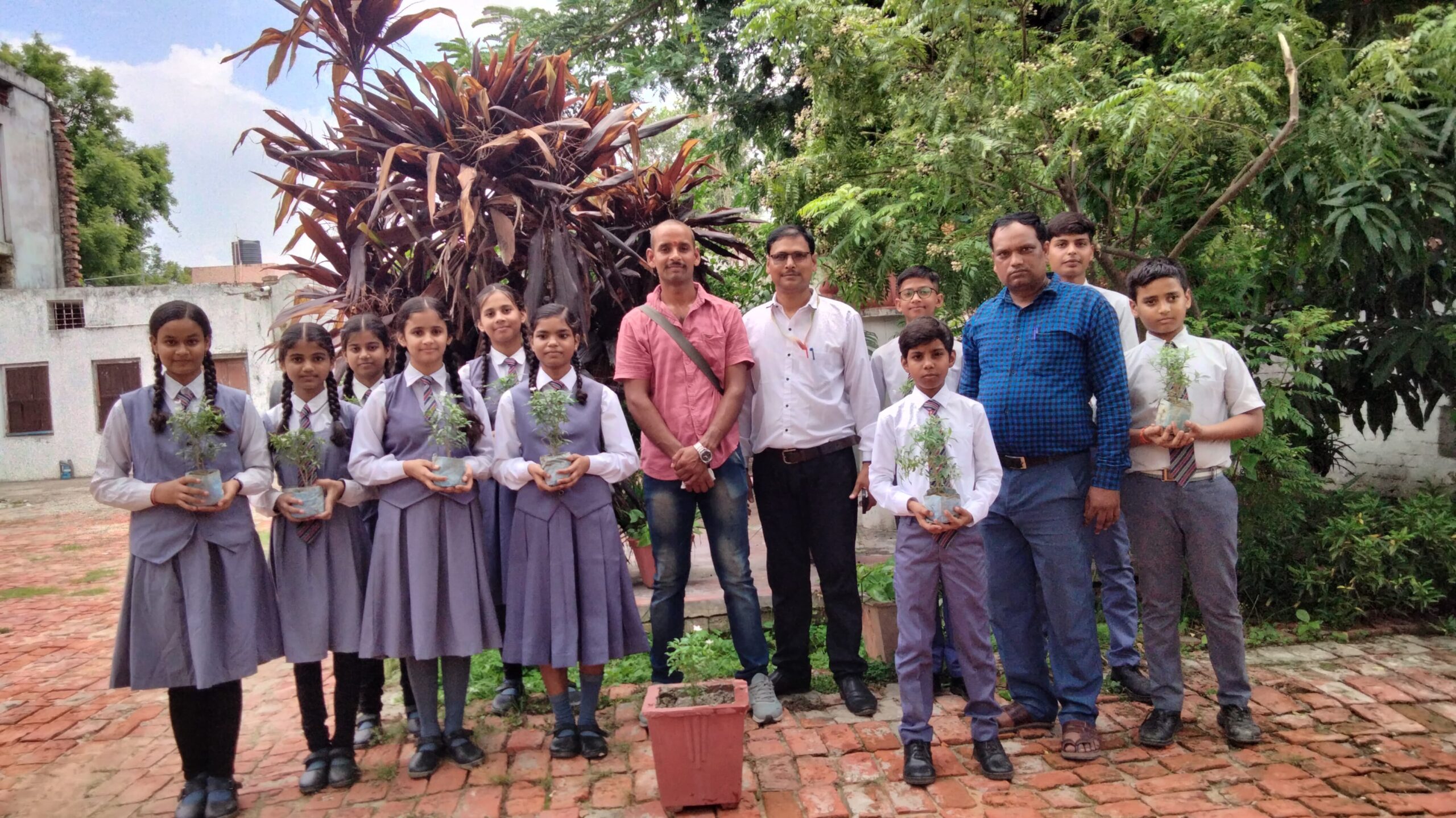 विश्व प्लास्टिक बैग मुक्त दिवस पर गोष्ठी व पौधरोपण का आयोजन