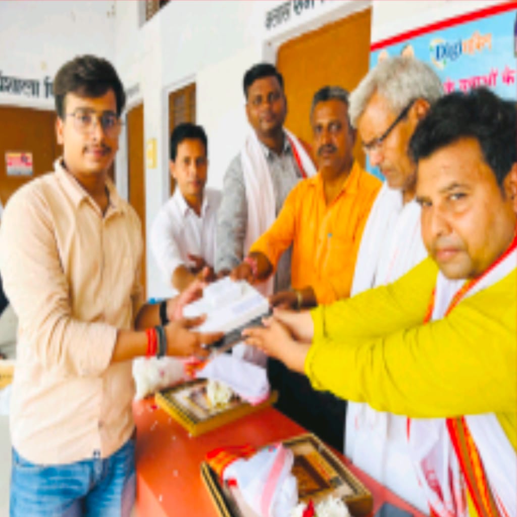 जय मां शीतला आईटीआई में छात्रों को टैबलेट वितरित, पढ़ाई में तकनीक का आह्वान