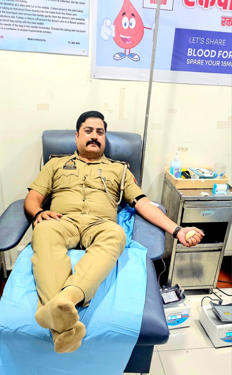 चौबेपुर पुलिस ने पेश की इंसानियत की मिसाल, थानाध्यक्ष रविकांत मलिक ने घायल को बचाने के लिए किया रक्तदान