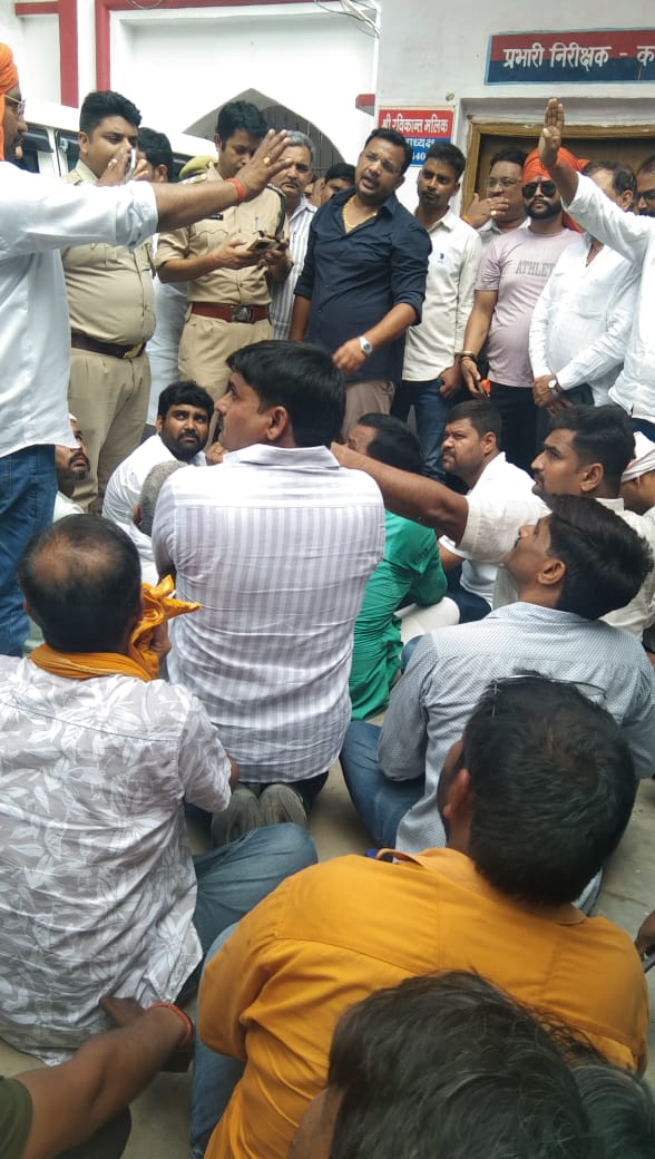 छितौना कांड: पुलिस पर पक्षपात का आरोप, मुकदमा दर्ज न होने पर भड़का क्षत्रिय समाज, थाने का किया घेराव