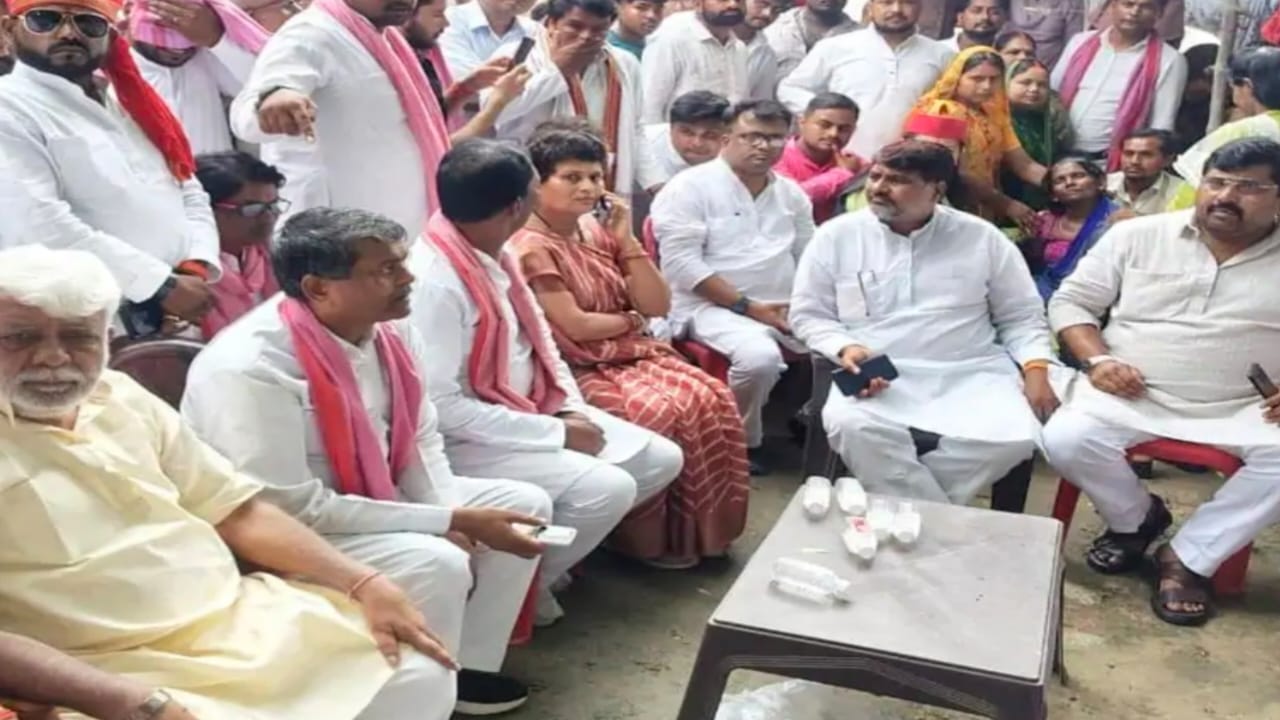 छितौना पहुंचे सपा नेता, पीड़ित परिवार से की मुलाकात
