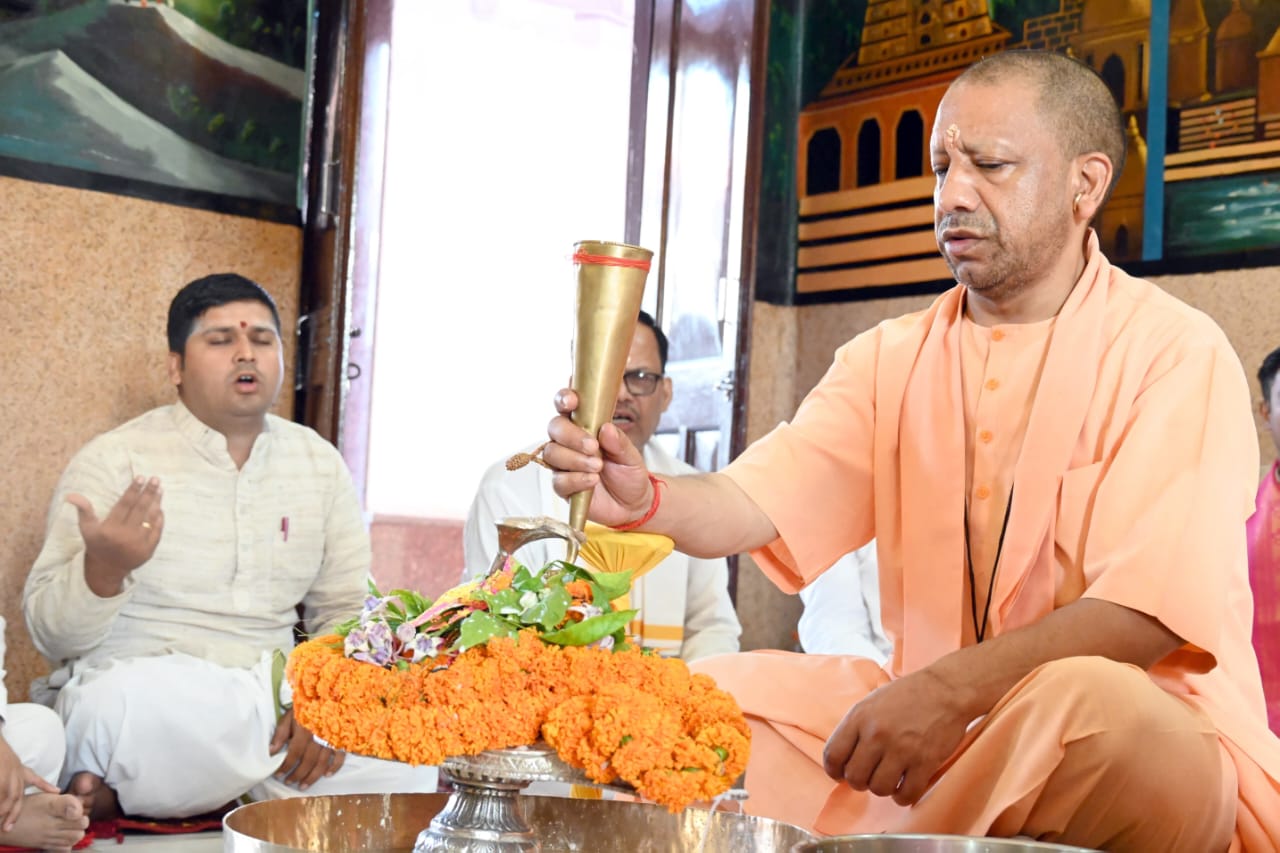 श्रावण मास के पहले सोमवार पर सीएम योगी ने गोरखनाथ मंदिर में किया रुद्राभिषेक