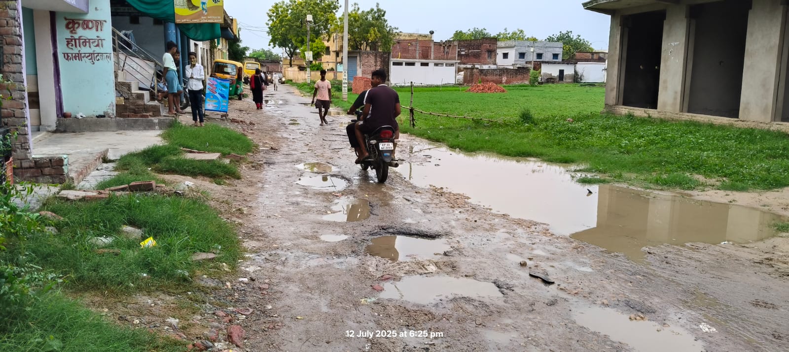 डुबकियां से नरपतपुर स्वास्थ्य केंद्र तक जाने वाला मार्ग बदहाल, बारिश में बढ़ी मुश्किलें