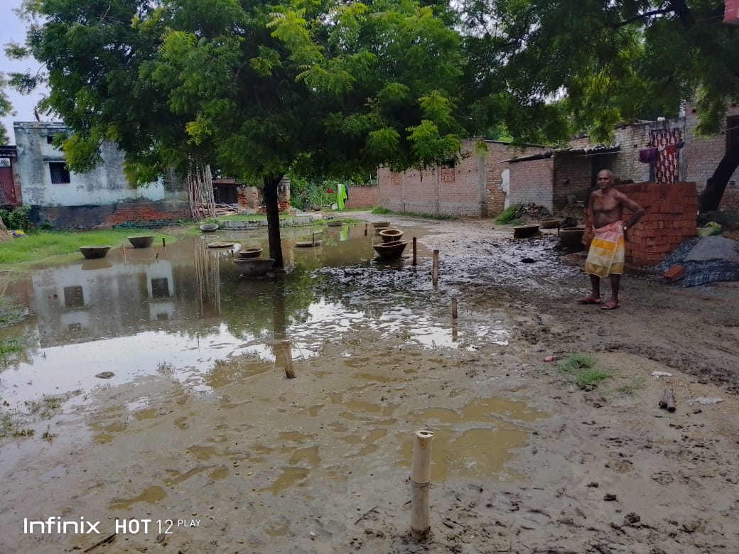 सराय वैद्य की जर्जर सड़क बनी ग्रामीणों की मुसीबत, पानी व कीचड़ से हाल बेहाल