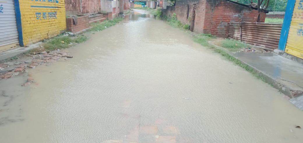 बारिश से बंधवा-भटहर मार्ग पर जलजमाव, स्कूली बच्चों और राहगीरों को हो रही परेशानी