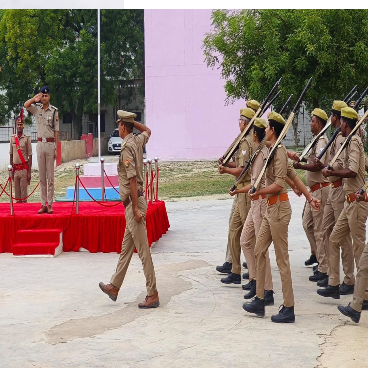 पुलिस अधीक्षक ने ली शुक्रवार परेड की सलामी, नवचयनित रिक्रूट आरक्षियों की सुविधाओं का किया निरीक्षण