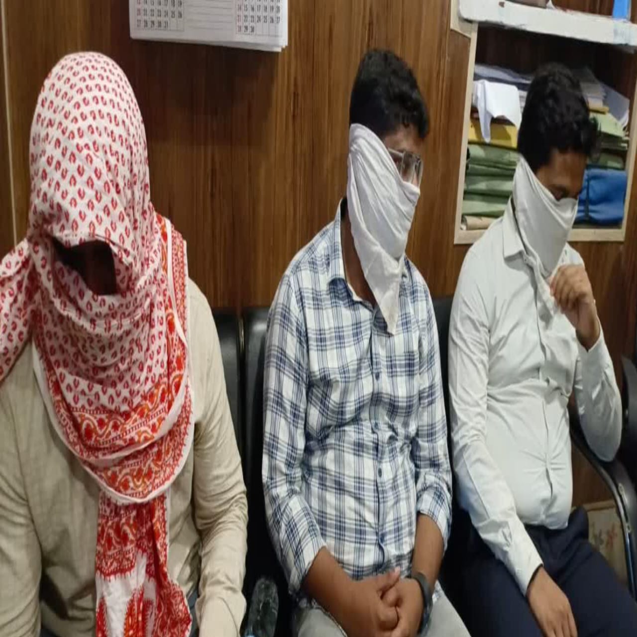 वीडीए के तीन कर्मचारी 25 हजार की रिश्वत लेते रंगेहाथ गिरफ्तार