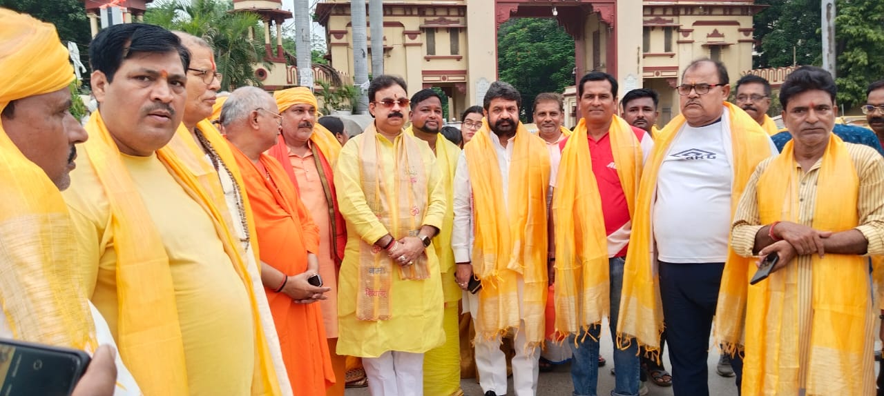 भोजपुरी समाज की भव्य पदयात्रा, बाबा विश्वनाथ को अर्पित किया जल  राज्यमंत्री दयाशंकर मिश्र भी हुए