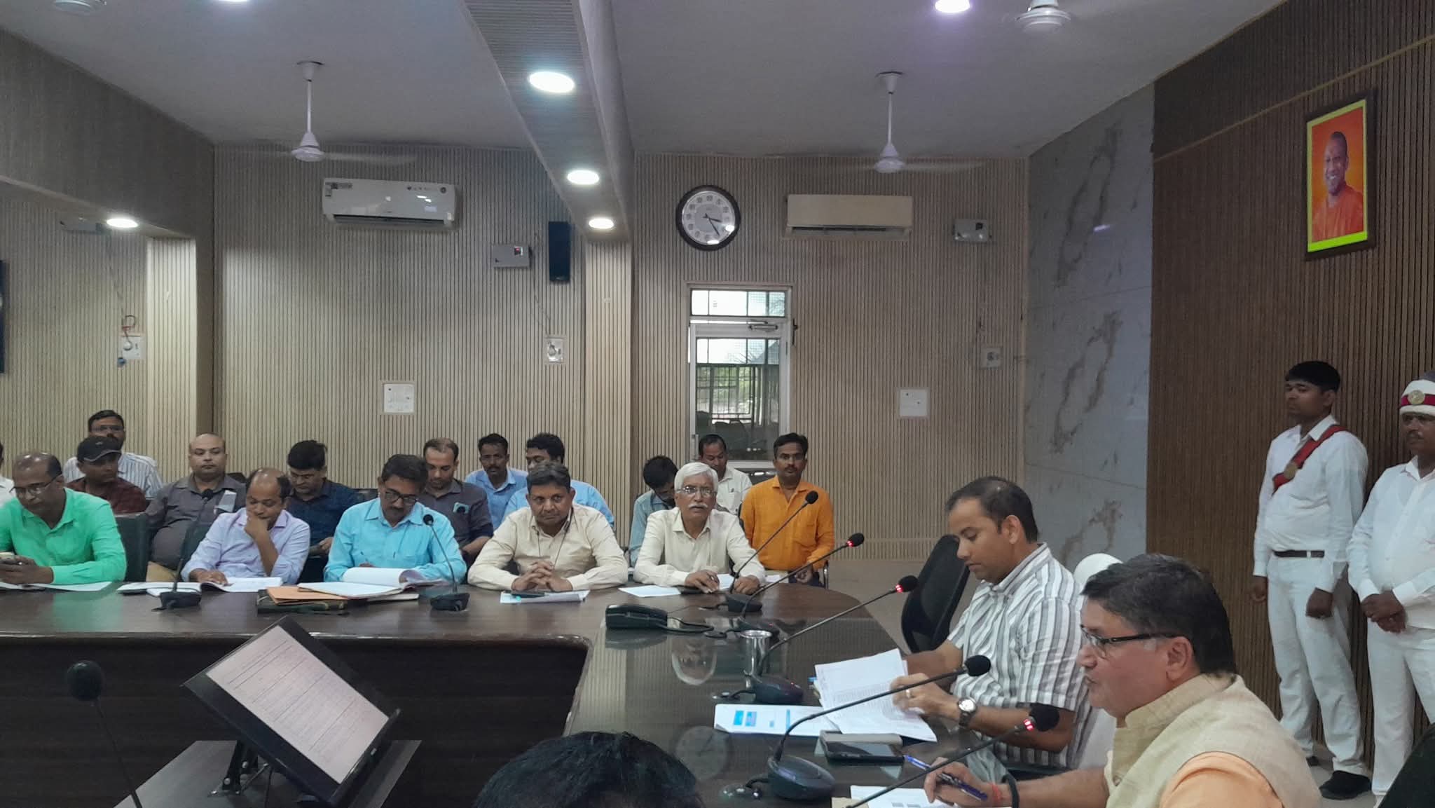 जिला स्वास्थ्य समिति की समीक्षा बैठक में डीएम सख्त, लापरवाह अधिकारियों पर कार्रवाई के निर्देश