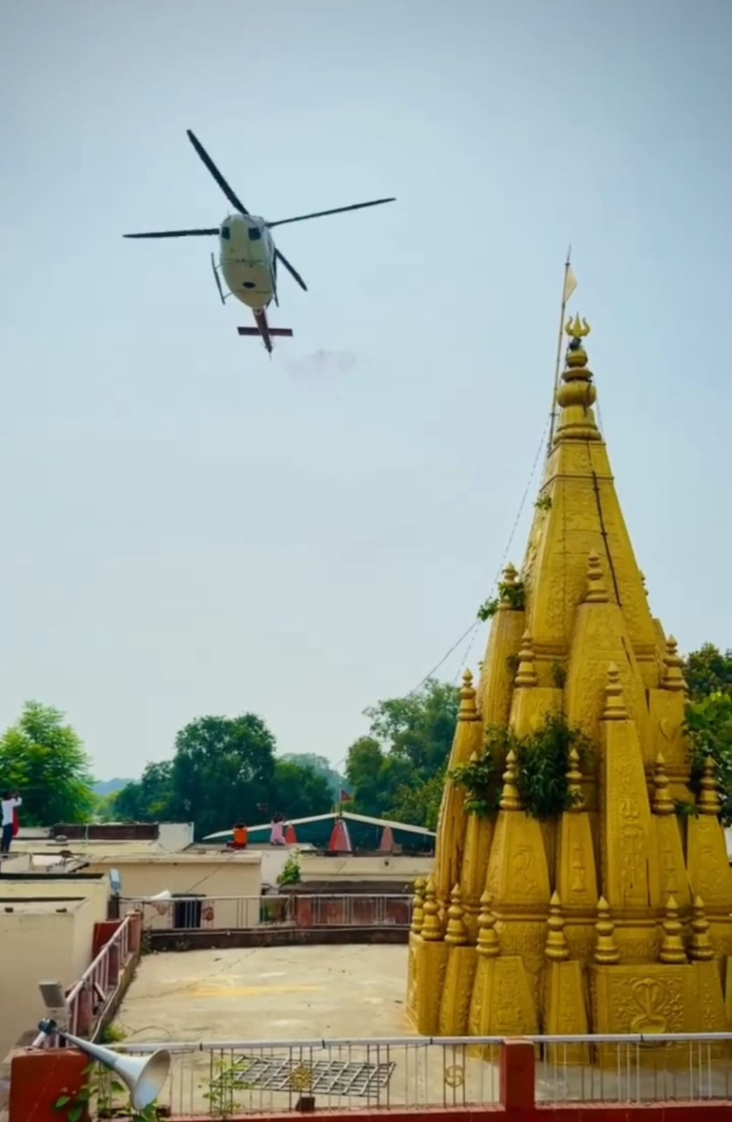 श्रावण की त्रयोदशी पर कैथी में उमड़ा आस्था का सैलाब, महादेव पर अर्पित हुआ श्रद्धा का गंगाजल, आसमान से बरसे पुष्प