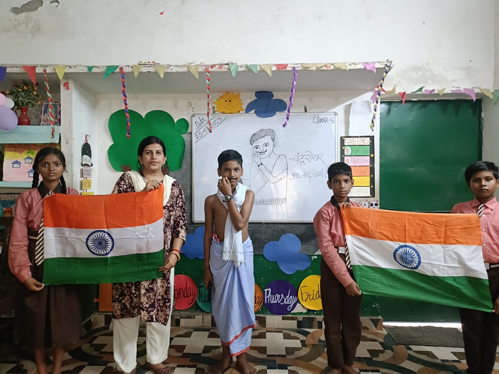 विद्यालय में बच्चों ने जीवंत की आज़ादी के नायकों की गाथा