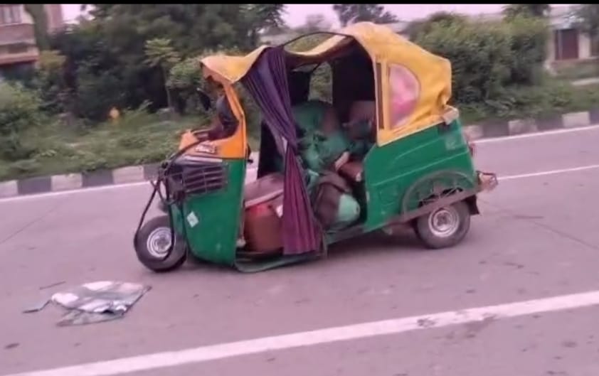 प्रतिबंधित मांस लदा ऑटो ट्रैक्टर से टकराया, चालक फरार