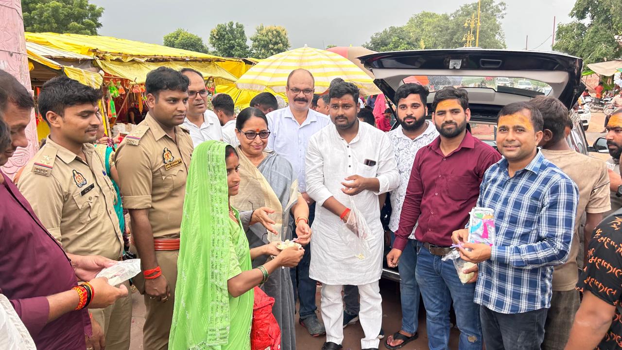 मार्कंडेय महादेव मंदिर में कांवरियों को भाजपा प्रदेश मंत्री मीना चौबे ने कराया फलाहार