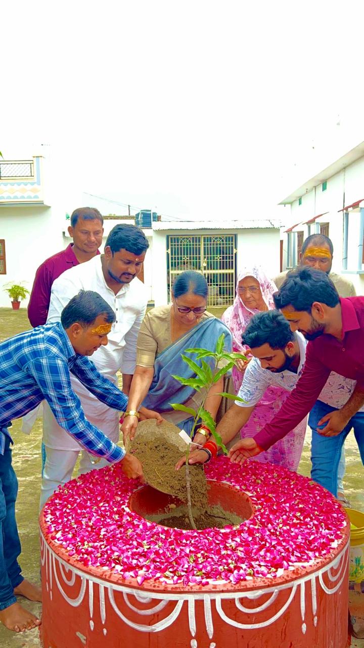 प्रधानमंत्री की सभा में आमंत्रण को लेकर प्रदेश मंत्री मीना चौबे ने किया वृक्षारोपण